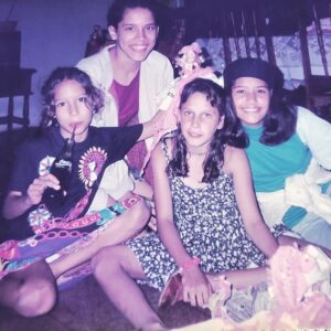 Camila Selser Instagram - Tus primas son tus primeras amigas 🌻
@marianfuntanellas @arlen.tinoco @claudiatinocoh
Navidad en Managua ♥️✨️

Gracias a mi tía María Mercedes por las 📸
