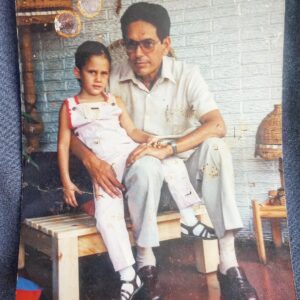 Camila Selser Instagram - Hoy me avisaron que moriste.
Llevaba años esperando la noticia...
Fuiste muchas cosas y entre ellas el hombre que me dio la vida. Duro ser hija de un cubano. De un hombre que vivió para su patria. Que siempre priorizó el "deber ser" vs el estar...
Aun así te amo. Te agradezco todo lo que me enseñaste. Las risas, las cartas, las caminatas por tu malecón...
Gracias por todo.
Que tu mar Caribe te abrace en su vaivén eterno.
♥️
Luis Hernández Ojeda. La Habana 2024.