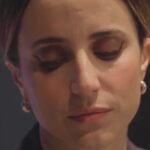 Camila Hirane Instagram - ¿Cómo encontrar justicia cuando es la palabra de una persona contra la de otra? 👩🏻‍⚖️ Camila Hirane, protagonista del montaje, nos cuenta sobre cómo PRIMA FACIE reflexiona sobre el sistema judicial, la ley y la labor de los abogados en todo el proceso. No te pierdas esta obra dirigida por Daniel Veronese, con el aplaudido texto de la dramaturga y ex-abogada Suzie Miller. ¡Funciones sólo hasta la próxima semana! 🎫 Venta en boletería presencial y ticketplus.cl (link en nuestro perfil). 📆 Funciones hasta el 8 de junio. MIÉ a SÁB, a las 20 h  📍Sala Eugenio Dittborn / Esta sala se ubica en el segundo piso del Teatro, que no cuenta con ascensor ni salva escaleras. 👉🏼 Si tienes dificultades de desplazamiento, por favor escríbenos a teatrouc@uc.cl
