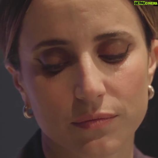Camila Hirane Instagram - ¿Cómo encontrar justicia cuando es la palabra de una persona contra la de otra? 👩🏻⚖️ Camila Hirane, protagonista del montaje, nos cuenta sobre cómo PRIMA FACIE reflexiona sobre el sistema judicial, la ley y la labor de los abogados en todo el proceso. No te pierdas esta obra dirigida por Daniel Veronese, con el aplaudido texto de la dramaturga y ex-abogada Suzie Miller. ¡Funciones sólo hasta la próxima semana! 🎫 Venta en boletería presencial y ticketplus.cl (link en nuestro perfil). 📆 Funciones hasta el 8 de junio. MIÉ a SÁB, a las 20 h 📍Sala Eugenio Dittborn / Esta sala se ubica en el segundo piso del Teatro, que no cuenta con ascensor ni salva escaleras. 👉🏼 Si tienes dificultades de desplazamiento, por favor escríbenos a teatrouc@uc.cl
