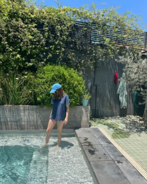 Camila Hirane Instagram - domingo 🧢🐇