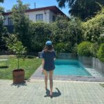 Camila Hirane Instagram - domingo 🧢🐇