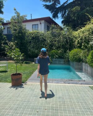Camila Hirane Instagram - domingo 🧢🐇