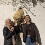 Camila Hirane Instagram - Los regalos de la vida! con la grandísima Luz Jiménez ❤️ nos encontramos a este galán saludando por un hoyito en la muralla! Vayan a ver la obra de la Luz, donde actúa con otro grande, Eduardo Barril y un hermoso elenco! En Mori Bellavista, “Historia de amor para un alma vieja” de @fazambra @teatromori