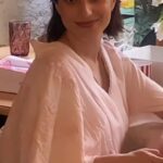 Camila Hirane Instagram - 🎭 | Día Nacional Del Teatro "𝑪𝒐𝒏𝒔𝒊𝒅𝒆𝒓𝒐 𝒆𝒍 𝒕𝒆𝒂𝒕𝒓𝒐 𝒄𝒐𝒎𝒐 𝒍𝒂 𝒎𝒂𝒚𝒐𝒓 𝒅𝒆 𝒕𝒐𝒅𝒂𝒔 𝒍𝒂𝒔 𝒇𝒐𝒓𝒎𝒂𝒔 𝒅𝒆 𝒂𝒓𝒕𝒆, 𝒍𝒂 𝒇𝒐𝒓𝒎𝒂 𝒎á𝒔 𝒊𝒏𝒎𝒆𝒅𝒊𝒂𝒕𝒂 𝒆𝒏 𝒍𝒂 𝒒𝒖𝒆 𝒖𝒏 𝒔𝒆𝒓 𝒉𝒖𝒎𝒂𝒏𝒐 𝒑𝒖𝒆𝒅𝒆 𝒄𝒐𝒎𝒑𝒂𝒓𝒕𝒊𝒓 𝒄𝒐𝒏 𝒐𝒕𝒓𝒐 𝒆𝒍 𝒔𝒆𝒏𝒕𝒊𝒅𝒐 𝒅𝒆 𝒍𝒐 𝒒𝒖𝒆 𝒆𝒔 𝒔𝒆𝒓 𝒖𝒏 𝒔𝒆𝒓 𝒉𝒖𝒎𝒂𝒏𝒐" - 𝑶𝒔𝒄𝒂𝒓 𝑾𝒊𝒍𝒅𝒆 Para conmemorar este día tan especial, les dejamos este pequeño reel con algunos de los personajes interpretados por Camila en diferentes obras teatrales🎭💕✨ . . . . . Derechos de autor: https://youtu.be/32wDFCM7iSI #camilahirane #teatro #dianacionaldelteatro # #actriz #chile #felizdia #actrizchilena #camila #beautiful #versatil #hiraners