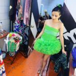 Camila Hirane Instagram - la semana pasada fueron los Awards de @loscontadores me invitaron a entregar un premio y fue hermoso, aquí en el caótico y exuberante camarín en @matucana100 ⛱️ vestido @hm look @babyv4mp pelo y maquillaje @we0n4