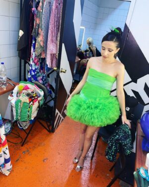 Camila Hirane Instagram - la semana pasada fueron los Awards de @loscontadores me invitaron a entregar un premio y fue hermoso, aquí en el caótico y exuberante camarín en @matucana100 ⛱️
vestido @hm 
look @babyv4mp 
pelo y maquillaje @we0n4