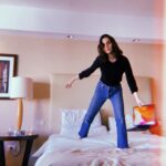 Camila Hirane Instagram – saltar en la cama del hotel
julio, 2023