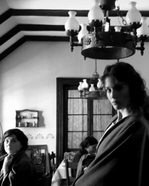 Camila Mateos Instagram - La quinta foto es de Eva en 1937. En 1935 parte a Buenos Aires “con grandes ojos oscuros de mirada un poco triste, sin saber lo que iba a encontrar pero con la determinación inquebrantable de ser actriz” escribe Marysa Navarro en Evita, un libro que me sirvió de guía para conocer a la Eva de Los Toldos.  Bueno, dejo este carrete y no jodo más pero entenderán… estoy contenta. 🐣
Gracias @lailadus por esas tardes leyendo poemas, repitiendo mil veces las escenas entre mates y emocion. Te quiero! 
Vayan a ver #SantaEvita que es una 💎💎💎 @starplusla
