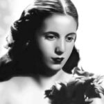 Camila Mateos Instagram – La quinta foto es de Eva en 1937. En 1935 parte a Buenos Aires “con grandes ojos oscuros de mirada un poco triste, sin saber lo que iba a encontrar pero con la determinación inquebrantable de ser actriz” escribe Marysa Navarro en Evita, un libro que me sirvió de guía para conocer a la Eva de Los Toldos.  Bueno, dejo este carrete y no jodo más pero entenderán… estoy contenta. 🐣
Gracias @lailadus por esas tardes leyendo poemas, repitiendo mil veces las escenas entre mates y emocion. Te quiero! 
Vayan a ver #SantaEvita que es una 💎💎💎 @starplusla
