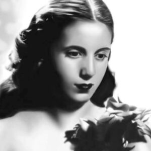 Camila Mateos Instagram - La quinta foto es de Eva en 1937. En 1935 parte a Buenos Aires “con grandes ojos oscuros de mirada un poco triste, sin saber lo que iba a encontrar pero con la determinación inquebrantable de ser actriz” escribe Marysa Navarro en Evita, un libro que me sirvió de guía para conocer a la Eva de Los Toldos.  Bueno, dejo este carrete y no jodo más pero entenderán… estoy contenta. 🐣
Gracias @lailadus por esas tardes leyendo poemas, repitiendo mil veces las escenas entre mates y emocion. Te quiero! 
Vayan a ver #SantaEvita que es una 💎💎💎 @starplusla