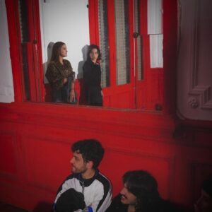 Camila Mateos Instagram - La salida es ir al teatro ::)) Cuarta edición de @intento.rodeo en @lamansionmatrera Y última (esta vez es enserio) de Uno Mas Uno Igual, dirigida por @nachociatti tamb van a poder ver otras dos escenas hermosas y una puesta audiovisual sorpresa. Musicaliza mi prefe DjBache *ENTRADAS EN BIO DE @intento.rodeo * 🍾🧚‍♀️