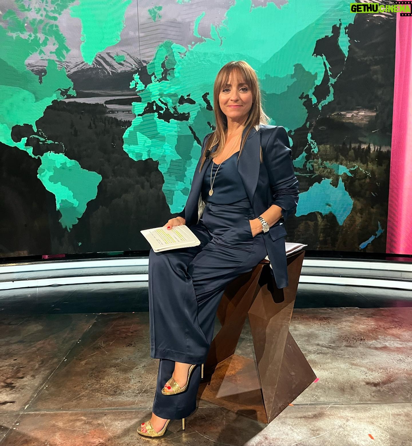 Camila Raznovich Instagram - È stata una stagione lunga e bellissima, insieme a voi sempre, tutte le domeniche. Voglio davvero ringraziare ciascuno di voi per il vostro affetto e lealtà! Ci saranno le prime serate estive del @kilimangiarorai a partire dal 8 luglio, di lunedì ovviamente su Rai Tre. Vi aspettiamo ❣️ #kilimangiaro #raitre #travelshow