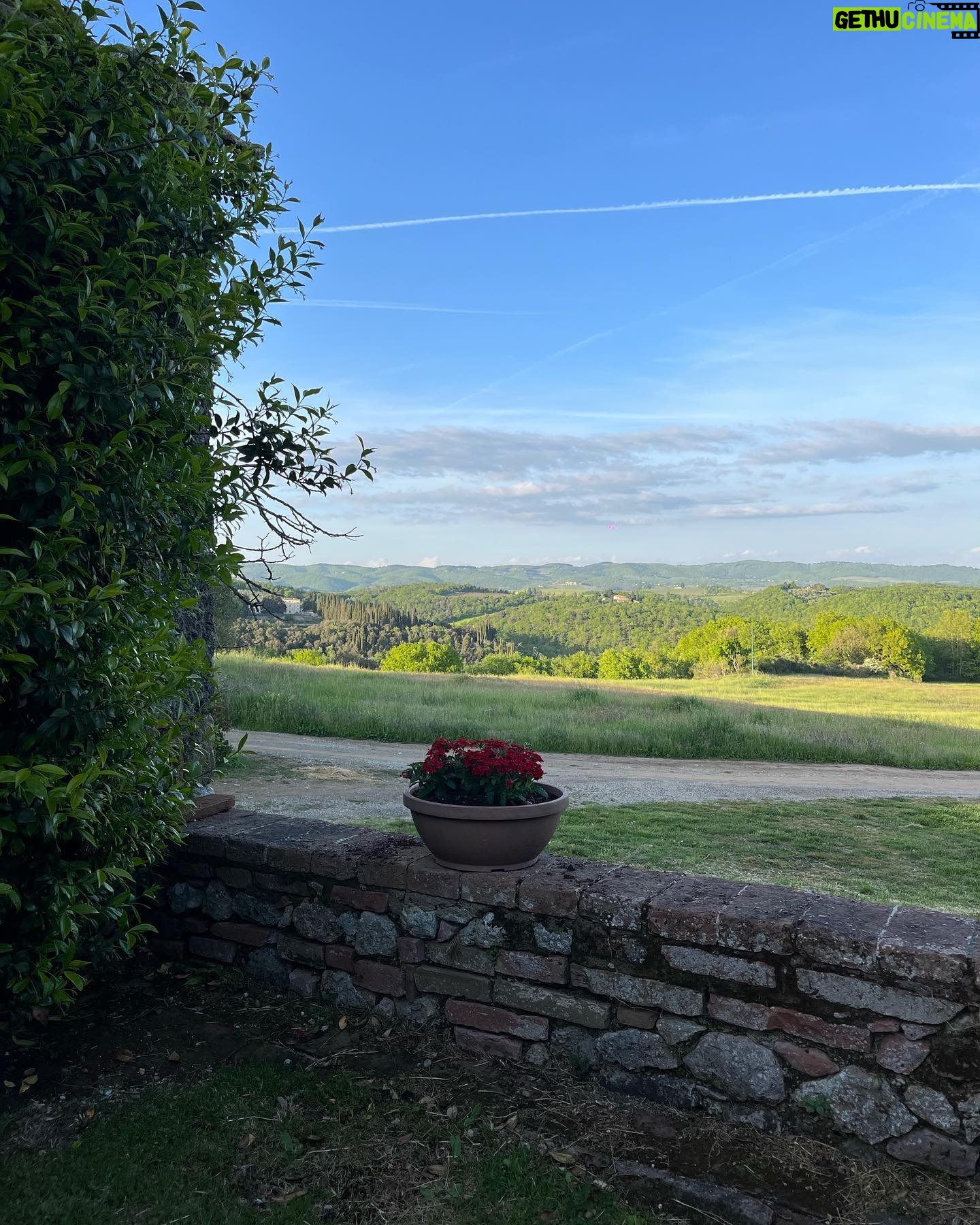 Camila Raznovich Instagram - Fantastic days with the @borgostomennano gang at Monteriggioni…. Grazie 🙏 #daysoff #italiabella #monteriggioni #tuscany #buildingmemories