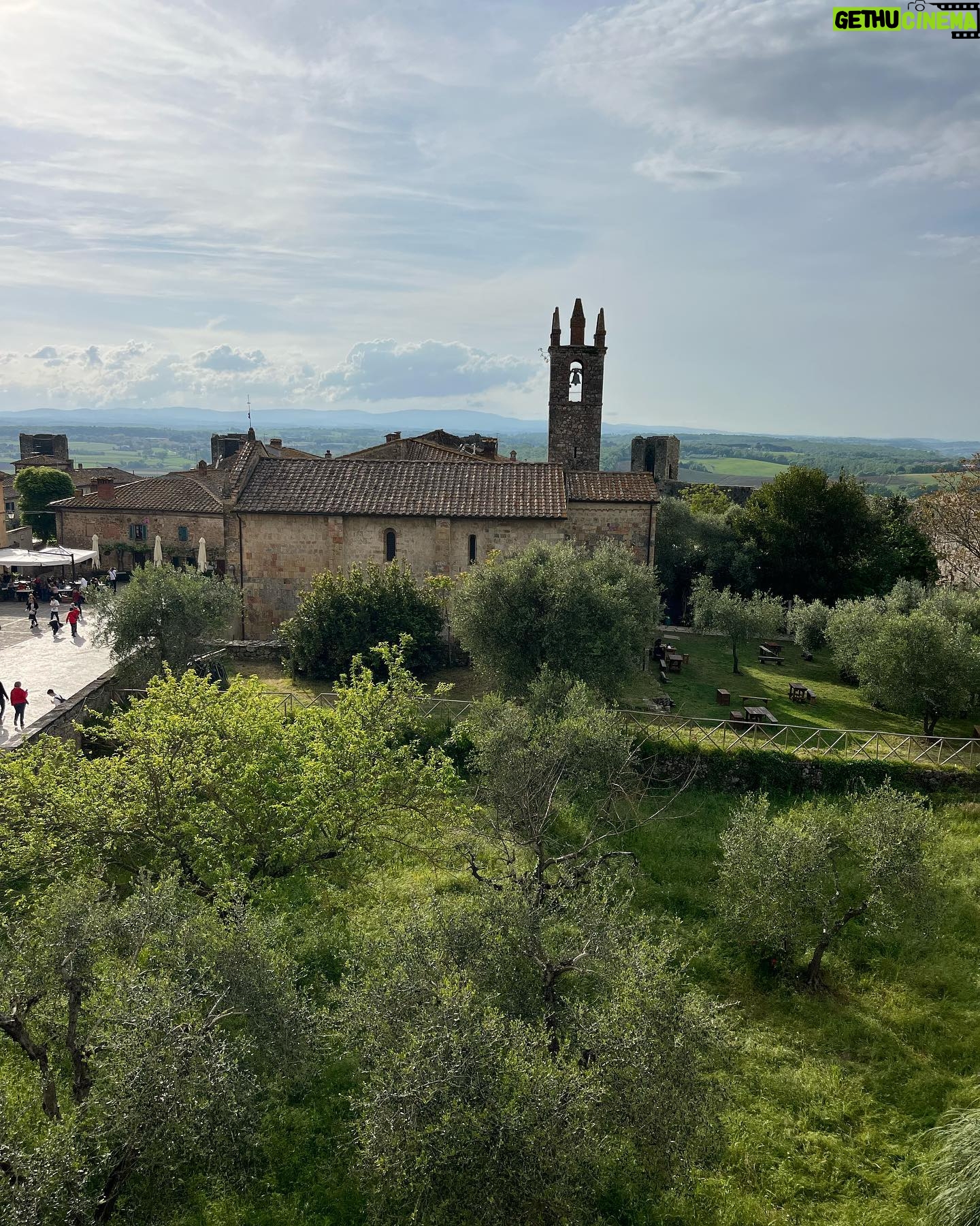 Camila Raznovich Instagram - Fantastic days with the @borgostomennano gang at Monteriggioni…. Grazie 🙏 #daysoff #italiabella #monteriggioni #tuscany #buildingmemories