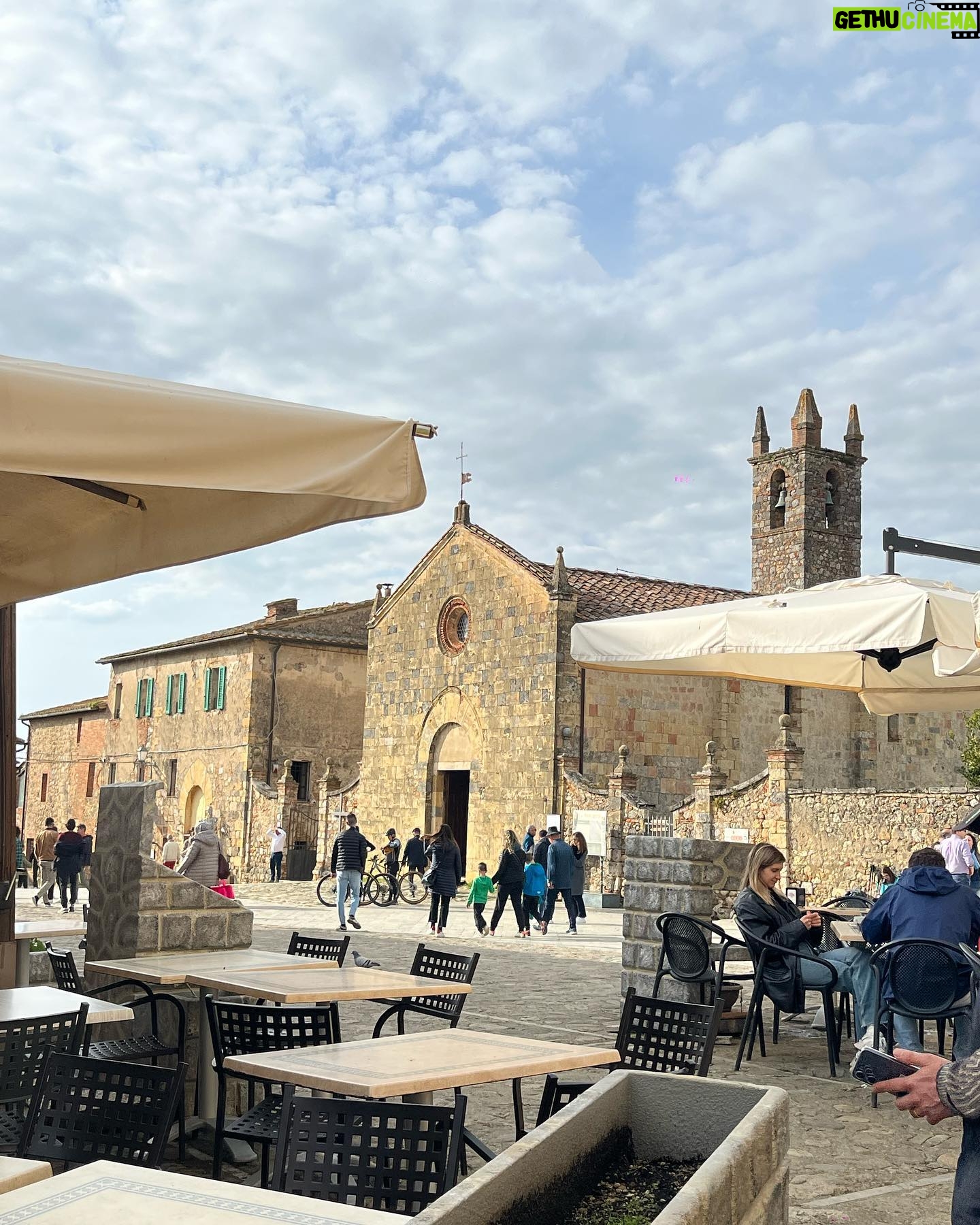 Camila Raznovich Instagram - Fantastic days with the @borgostomennano gang at Monteriggioni…. Grazie 🙏 #daysoff #italiabella #monteriggioni #tuscany #buildingmemories