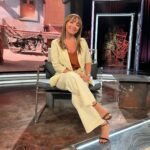 Camila Raznovich Instagram - Penultima puntata quella di ieri… poi arriveranno le prime serate estive grazie a tutti e ci vediamo per l’ultima della stagione domenica prossima 🙏💕 #kilimangiaro #raitre #tvshow #travelshow