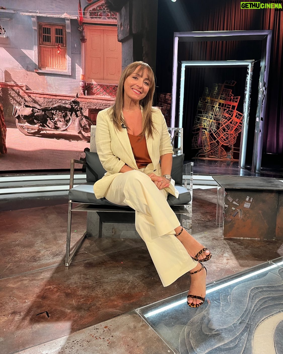 Camila Raznovich Instagram - Penultima puntata quella di ieri… poi arriveranno le prime serate estive grazie a tutti e ci vediamo per l’ultima della stagione domenica prossima 🙏💕 #kilimangiaro #raitre #tvshow #travelshow