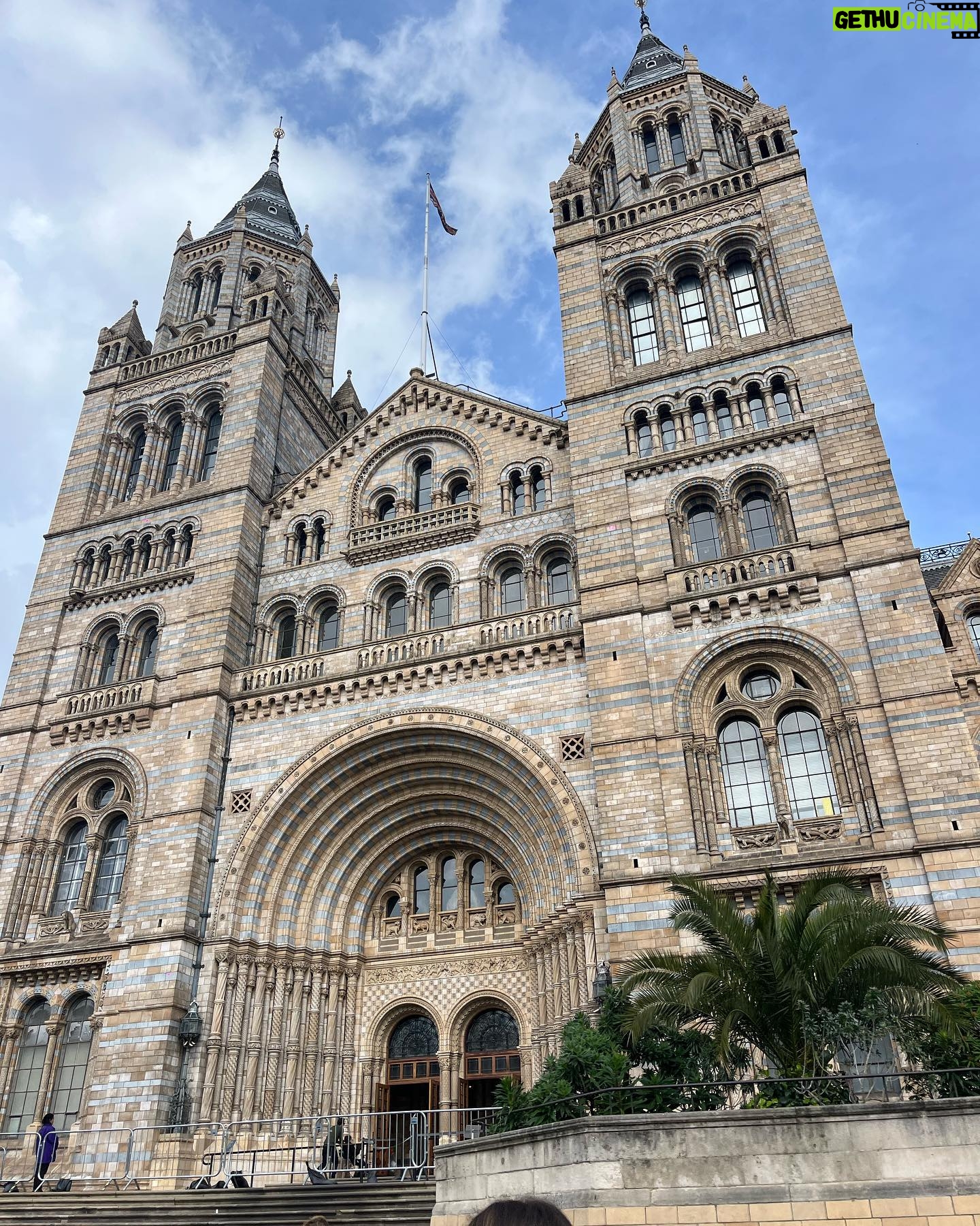 Camila Raznovich Instagram - A day at the National History museum…. #london🇬🇧 #easter2024 #travelling #buildingmemories #soleeviola💜