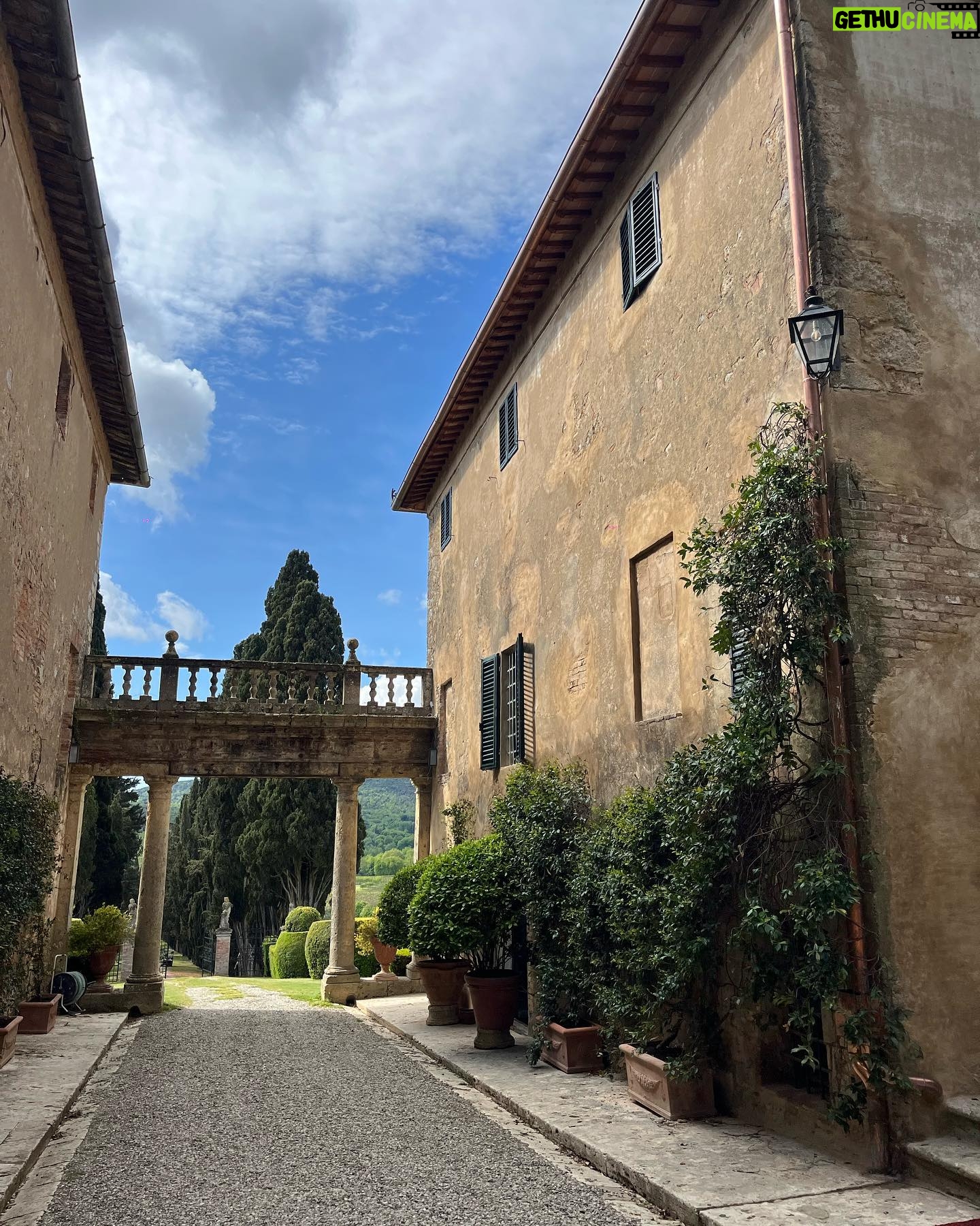Camila Raznovich Instagram - Amazing place @borgostomennano #timeoff #tuscany #friends #italiabella