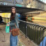 Camila Raznovich Instagram - Down memory lane in London 30 years later…. #london #memory #buildingmemories❤️ #violaesole #easter2024