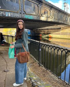 Camila Raznovich Instagram - Down memory lane in London 30 years later…. #london #memory #buildingmemories❤️ #violaesole #easter2024