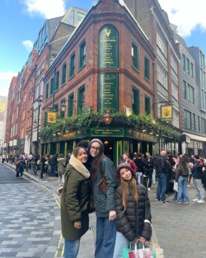 Camila Raznovich Instagram - Down memory lane in London 30 years later…. #london #memory #buildingmemories❤️ #violaesole #easter2024
