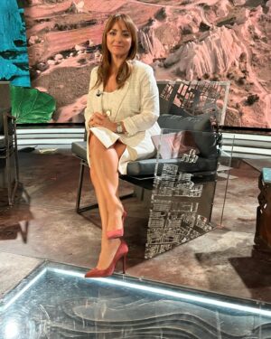 Camila Raznovich Instagram - È quasi primavera!!! Anche al @kilimangiarorai #tvshow #kilimangiaro #travelshow