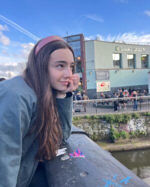 Camila Raznovich Instagram - Down memory lane in London 30 years later…. #london #memory #buildingmemories❤️ #violaesole #easter2024