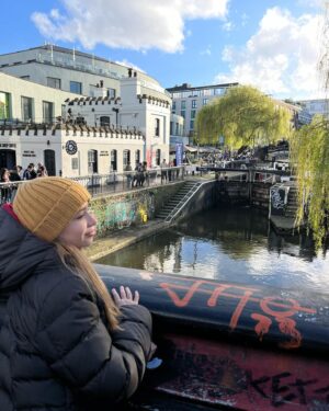 Camila Raznovich Instagram - Down memory lane in London 30 years later…. #london #memory #buildingmemories❤️ #violaesole #easter2024