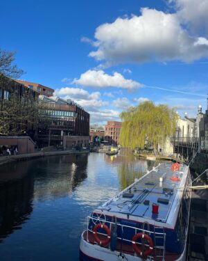 Camila Raznovich Instagram - Down memory lane in London 30 years later…. #london #memory #buildingmemories❤️ #violaesole #easter2024