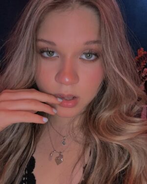 Camila Rivas Instagram - Carnalitos y Carnalitas You are exactly where you need to be 🫶🏻💕✨ 

#love #photography #camilarivasoficial #makeup