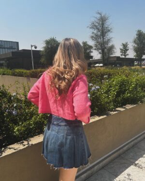 Camila Rivas Instagram - No te compares, que brillas bien bonito. ✨🩷🌺#bershkastyle #photooftheday #instagood 

@karen_kepem