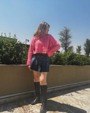 Camila Rivas Instagram - No te compares, que brillas bien bonito. ✨🩷🌺#bershkastyle #photooftheday #instagood 

@karen_kepem