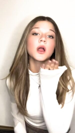 Camila Rivas Instagram - Muak Muak πβ¨
@bershka #bershkastyle
#reels