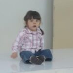 Camila Rivas Instagram - Hay mucho que agradecerle a mi yo chiquita, no hay palabras pero… ella siempre me acompaña. Feliz feliz día. Siempre mantengan encendida esa chispa de sus yo pequeños. ✨💐💛🙂‍↕️💕 #diadelniño #childrensday #feliz #sonrisa #instagood #photoofday #camila #actriz