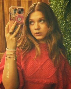 Camila Rivas Instagram - Sanar, aprender, crecer y seguir. 🧡🩷

#camilarivasoficial #love #instagood #fashion #beatuiful #art #photography ✨✨