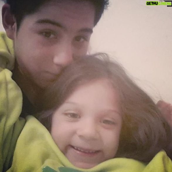 Camila Rivas Instagram - Hay mucho que agradecerle a mi yo chiquita, no hay palabras pero… ella siempre me acompaña. Feliz feliz día. Siempre mantengan encendida esa chispa de sus yo pequeños. ✨💐💛🙂↕️💕 #diadelniño #childrensday #feliz #sonrisa #instagood #photoofday #camila #actriz