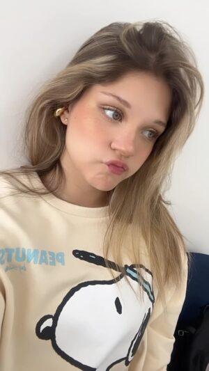 Camila Rivas Instagram - AcompÑñenme a @clindesaluddental a ser muy feliz con mis dientes limpios π¦·π«β¨
#reels #dentista #reels π«°π»