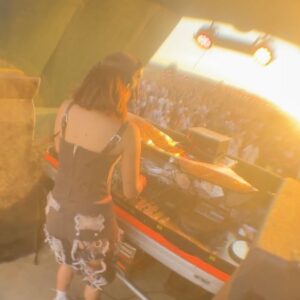 Camila Valero Instagram - never in my wildest dreams me imaginé que esto sería mi vida 🥹✨ del set al escenario - del escenario al set. wow. gracias infinitas por compartir momentos y energía conmigo. no lo doy por sentado 🌅✨🌅🫧🙏🏻 @akambamx @josecuervotequila @borninmexico @marco__arce total look @sabrina___ol ❣️🪽