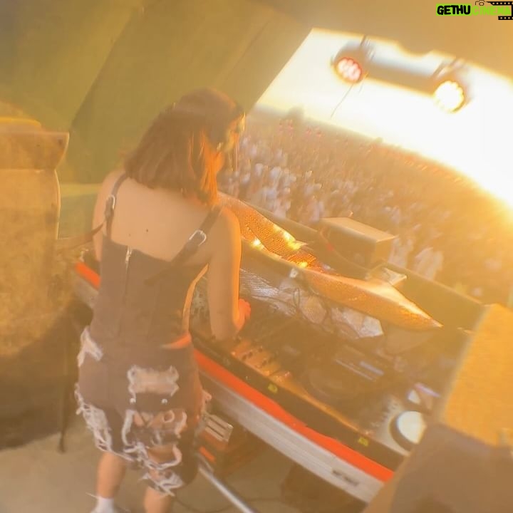 Camila Valero Instagram - never in my wildest dreams me imaginé que esto sería mi vida 🥹✨ del set al escenario - del escenario al set. wow. gracias infinitas por compartir momentos y energía conmigo. no lo doy por sentado 🌅✨🌅🫧🙏🏻 @akambamx @josecuervotequila @borninmexico @marco__arce total look @sabrina___ol ❣️🪽