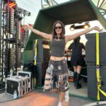 Camila Valero Instagram - never in my wildest dreams me imaginé que esto sería mi vida 🥹✨ del set al escenario - del escenario al set. wow. gracias infinitas por compartir momentos y energía conmigo. no lo doy por sentado 🌅✨🌅🫧🙏🏻 @akambamx @josecuervotequila @borninmexico @marco__arce total look @sabrina___ol ❣️🪽