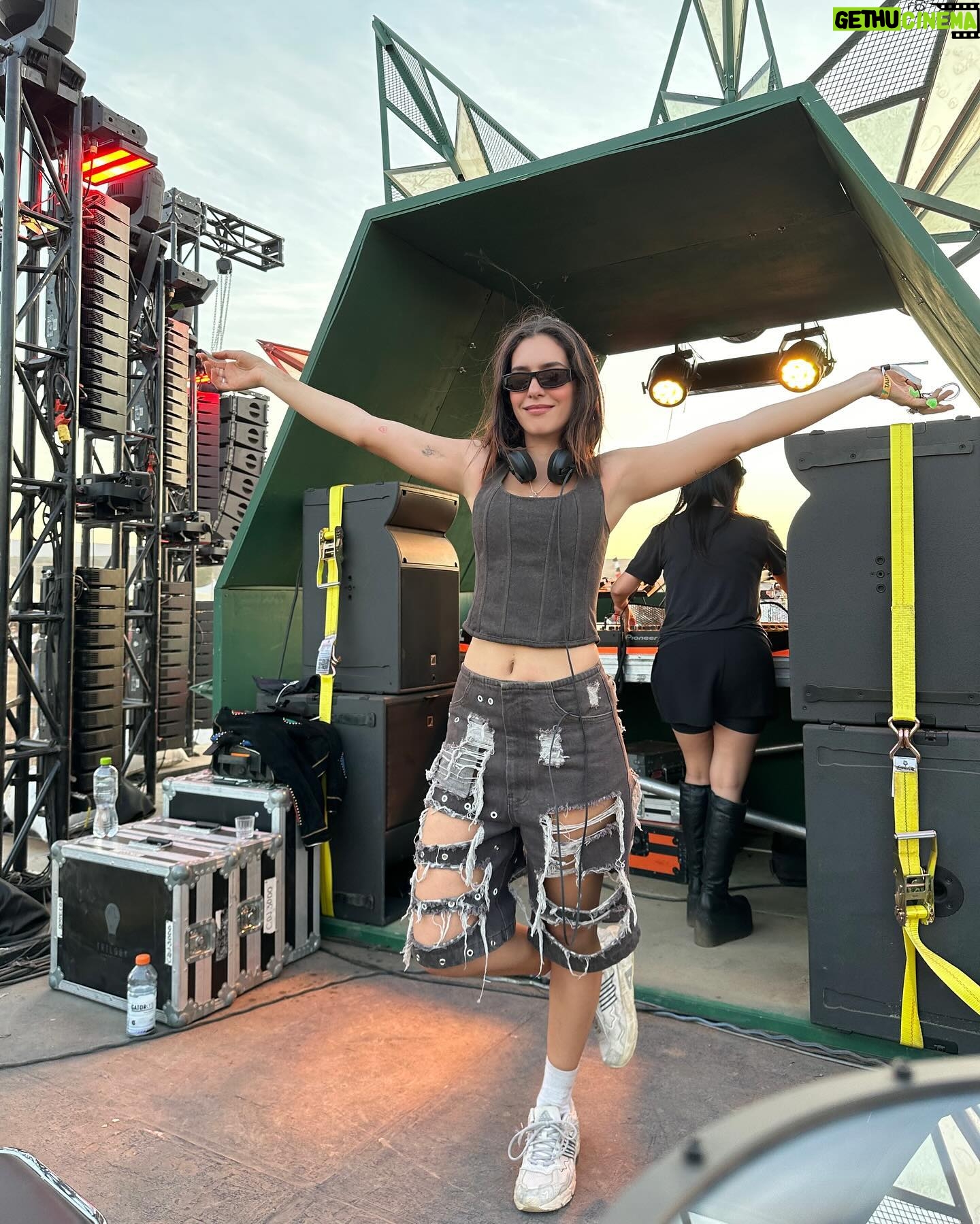 Camila Valero Instagram - never in my wildest dreams me imaginé que esto sería mi vida 🥹✨ del set al escenario - del escenario al set. wow. gracias infinitas por compartir momentos y energía conmigo. no lo doy por sentado 🌅✨🌅🫧🙏🏻 @akambamx @josecuervotequila @borninmexico @marco__arce total look @sabrina___ol ❣️🪽