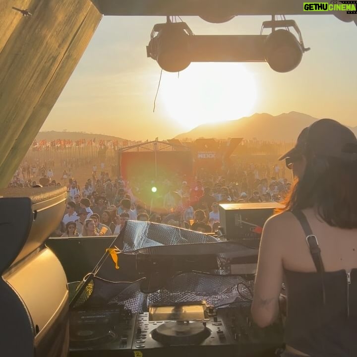 Camila Valero Instagram - never in my wildest dreams me imaginé que esto sería mi vida 🥹✨ del set al escenario - del escenario al set. wow. gracias infinitas por compartir momentos y energía conmigo. no lo doy por sentado 🌅✨🌅🫧🙏🏻 @akambamx @josecuervotequila @borninmexico @marco__arce total look @sabrina___ol ❣️🪽