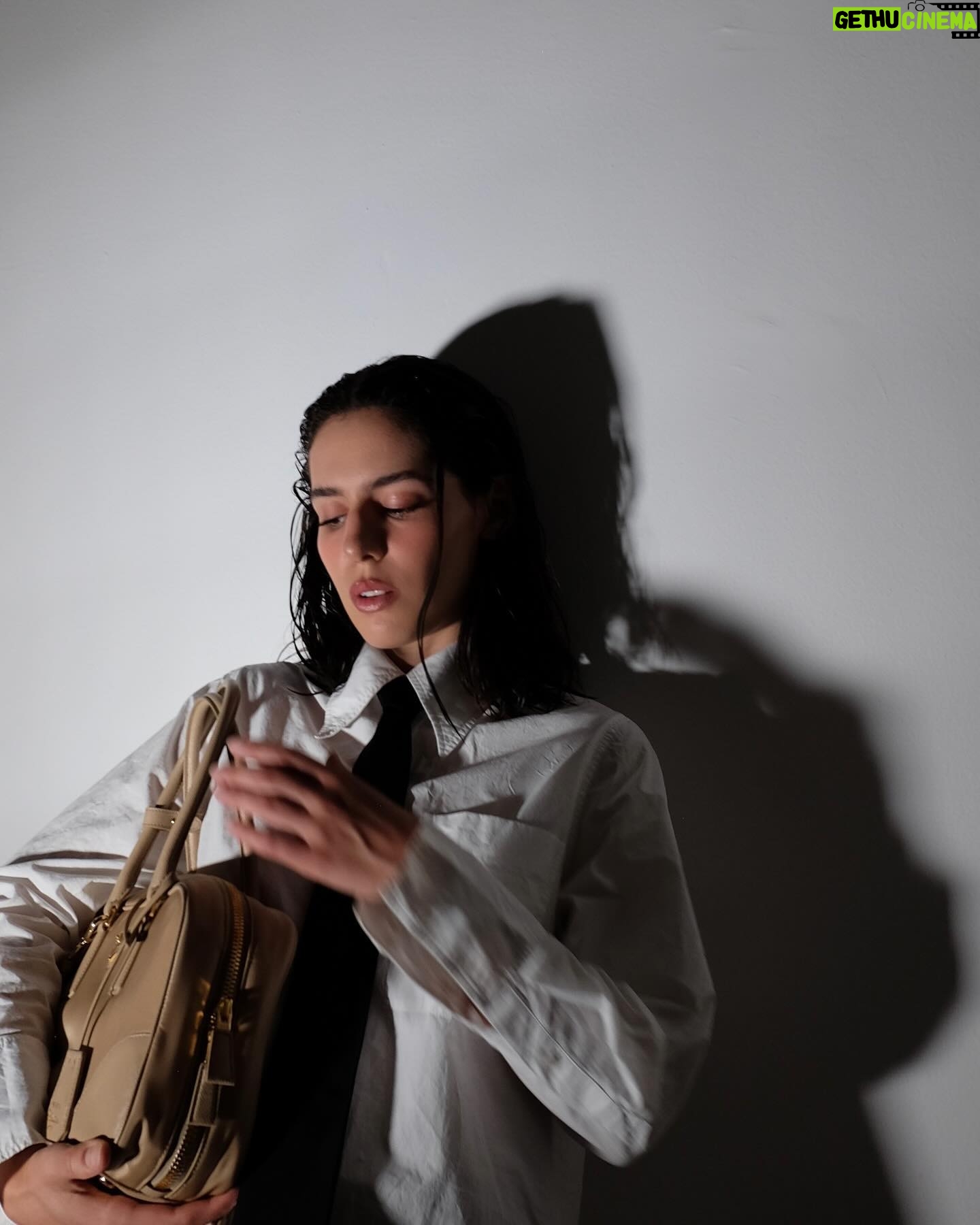 Camila Valero Instagram - amando la nueva #PradaReNylon, hecha de nylon regenerado con residuos de plástico, redes, fibras y textiles recuperados del mar 💧@prada #ad fotos @pamyrangel gracias @karjauregui @thebarelyallure 💗