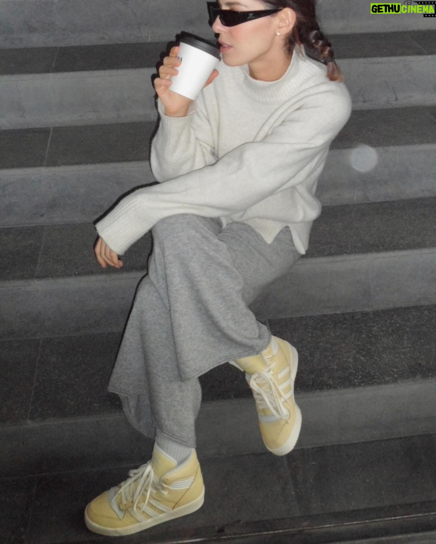 Camila Valero Instagram - feeling cozy en mis #adidasRivalry 🧶🌨️👟 íconos que pasaron de la cancha a las calles (and we love an icon 💋⛹🏻♀️) @adidasmx #creadoconadidas