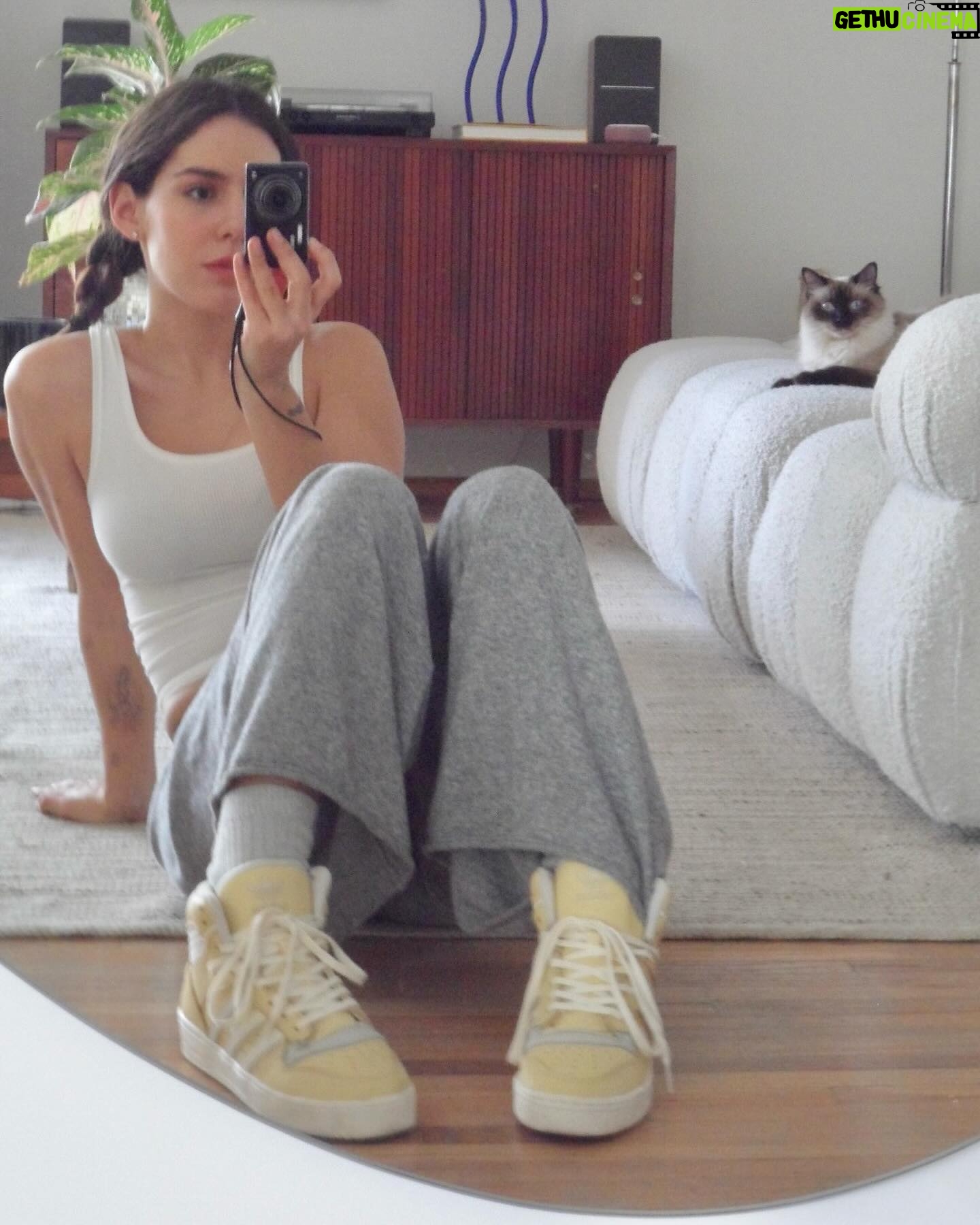Camila Valero Instagram - feeling cozy en mis #adidasRivalry 🧶🌨️👟 íconos que pasaron de la cancha a las calles (and we love an icon 💋⛹🏻♀️) @adidasmx #creadoconadidas