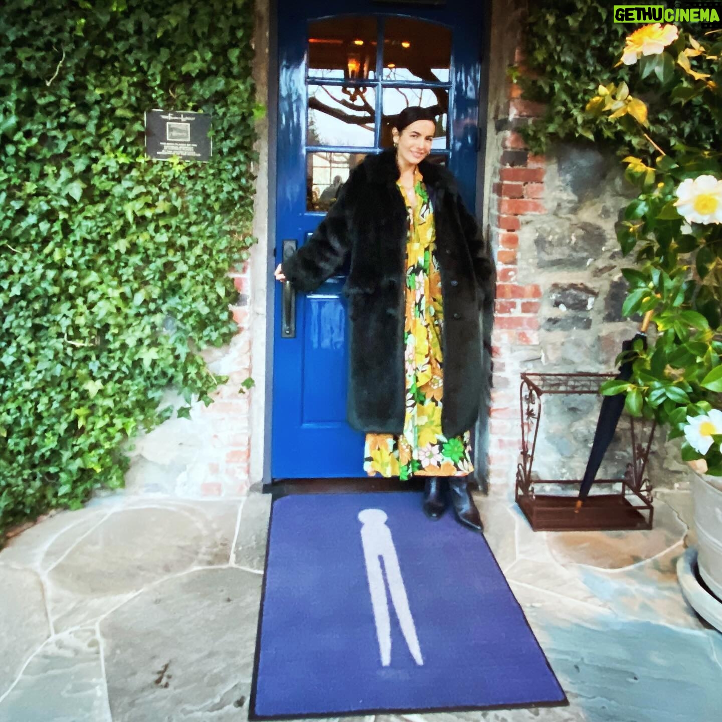 Camilla Belle Instagram - I know we all say thank you @bui.simon for sharing your birthday with us in the most special, joyful, loving, and delicious way!!!! Will never forget how the sun came out after the storm !! 💛🍷🍇🍽️☀️🩷