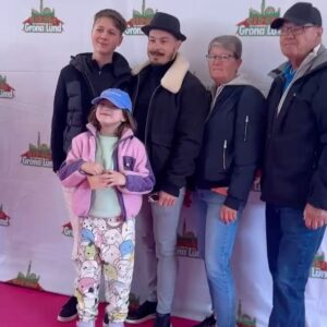 Camilla Läckberg Instagram - Hoppade invigningen av @gronalund i helgen pga krasslig! Men övriga familjen som gick hade kungligt roligt! (Swipa) Bästa vårtecknet! Grönans öppning! 😍