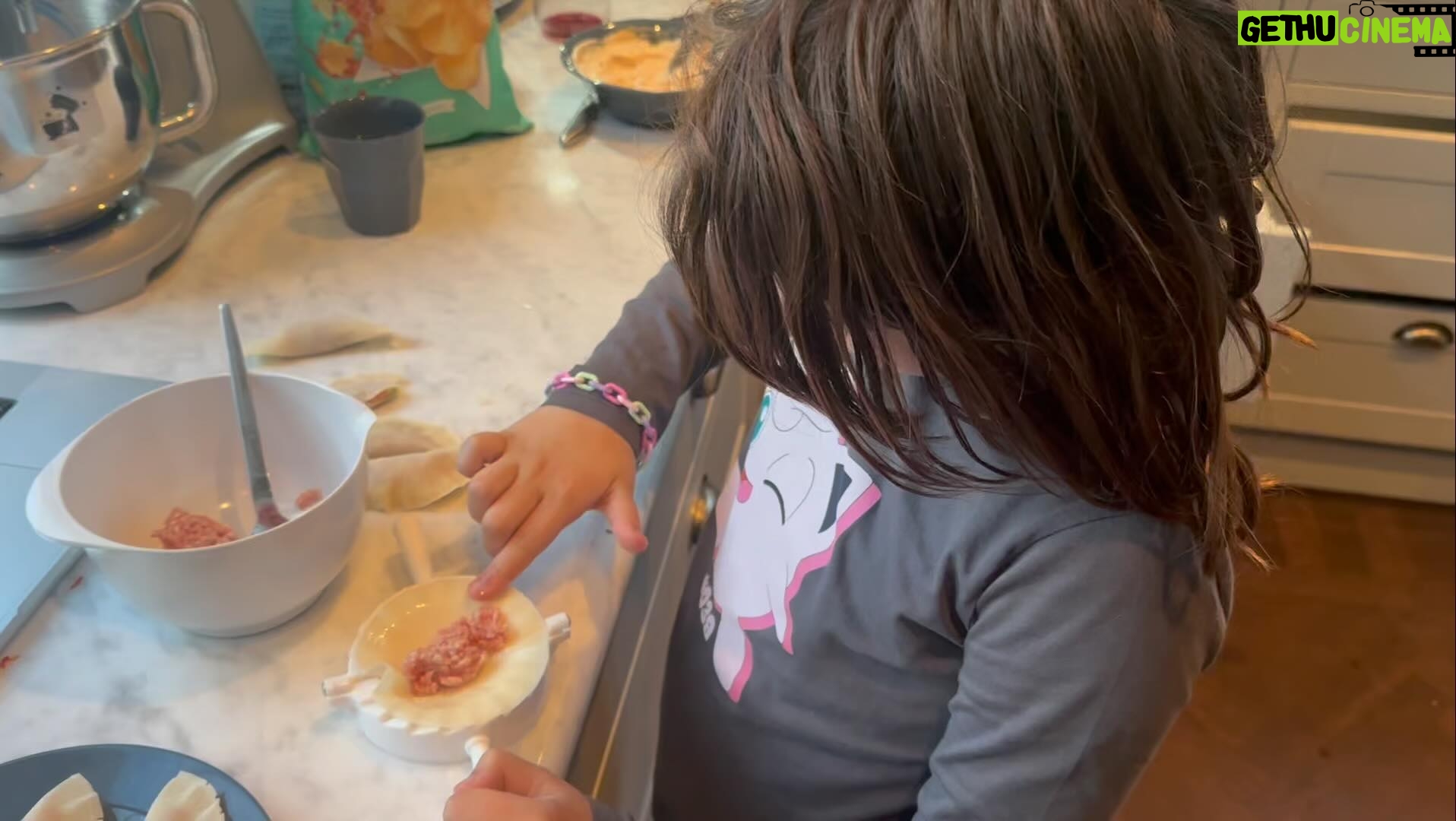 Camilla Läckberg Instagram - Polly och jag övar ihop på att göra dumplings. 😎 Hon nailade det! 😍